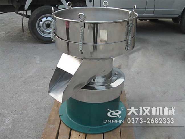 涂料振動篩由：框體，振動斗，出料口，振動電機(jī)底座等部件組成